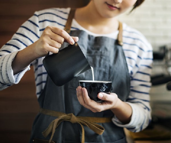 A százhúsz éves IBUSZ szervezésében rendezett Indoor csapatépítő programok közt szereplő Barista workshopon elsajátíthatják a kávékészítés művészetét. 