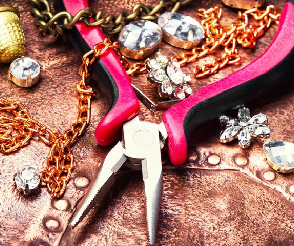 A százhúsz éves IBUSZ szervezésében rendezett Indoor csapatépítő programok közt szereplő Swarovski ékszerkészítő workshop divatos lehetőség kolléganői számára. 