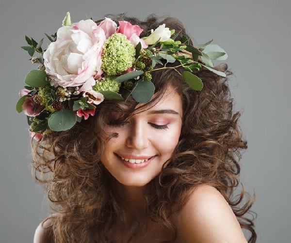 A százhúsz éves IBUSZ szervezésében rendezett Indoor csapatépítő programok közt szereplő Virágkészítő workshop divatos lehetőség a kolléganői számára. 