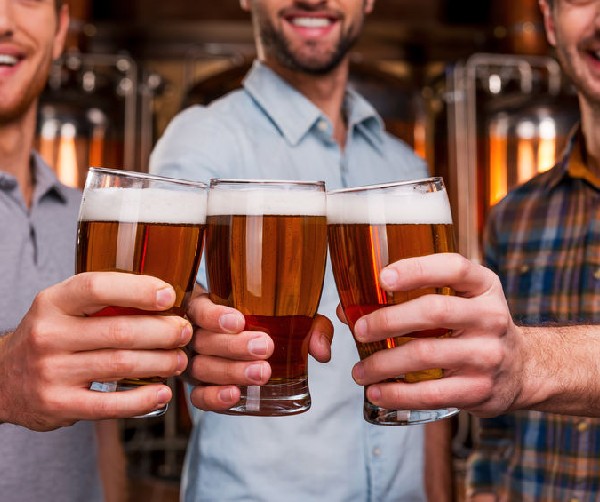 A százhúsz éves IBUSZ szervezésében rendezett Indoor csapatépítő programok közt szereplő Sörfőző workshopon megtanulhatják a sörfőzés alapvető szabályait. 