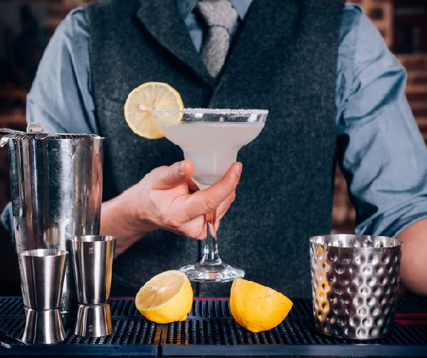 A százhúsz éves IBUSZ szervezésében rendezett Indoor csapatépítő programok közt szereplő Happy hour alkalmával megkóstolhatják különleges koktéljainkat. 