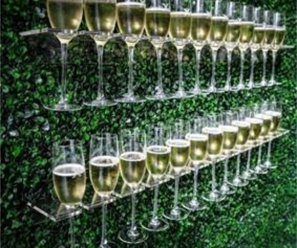 A százhúsz éves IBUSZ által szervezett személyre szabott Pezsgő vagy prosecco fal Kreatív catering szolgáltatás felejthetetlen élményekkel kecsegteti önöket.